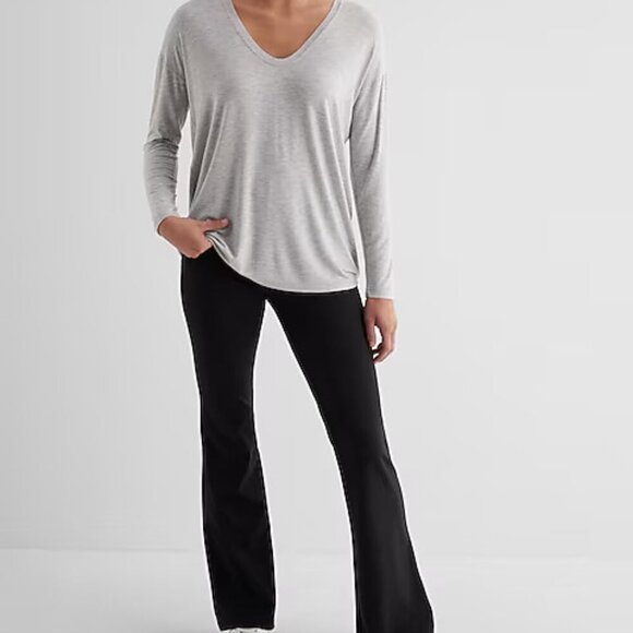Express Women's Super-Soft Relaxed V-Neck Long Sleeve Tee, Silver Heather Gray - Picture 4 of 5